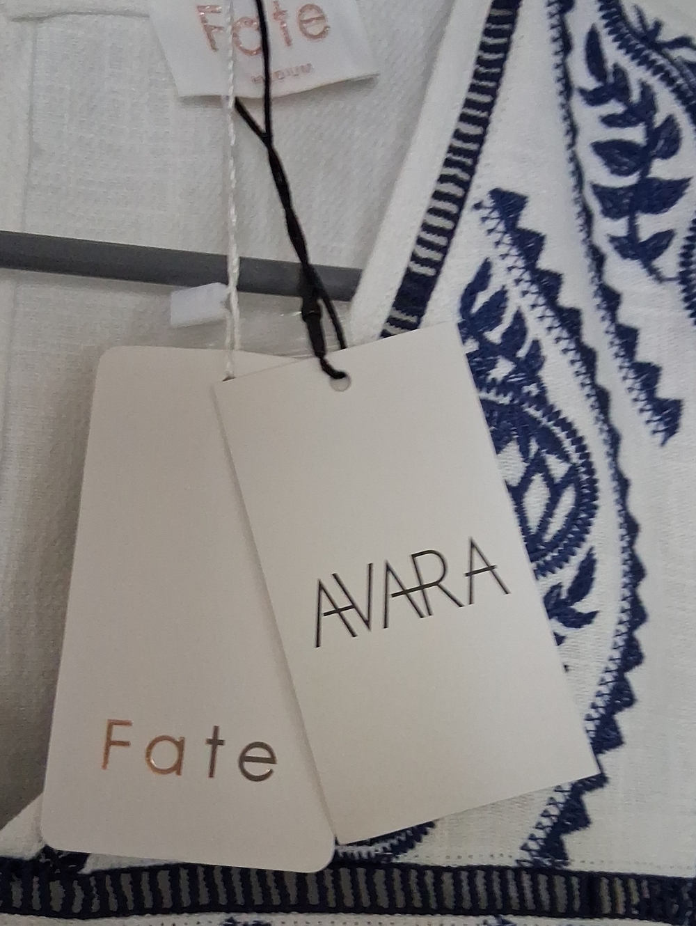 Avara Fate "Mildred" White V-neck Sleeveless Top with Navy Blue Embroidery Sz M - Picture 7 of 8